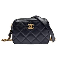 【CHANEL 香奈兒】經典仿舊雙C LOGO菱格粒紋牛皮金屬粗鍊帶斜背相機包(黑色AS3104C-BLK-GPN)