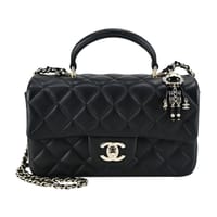 【CHANEL 香奈兒】Mini Flap Handle經典菱格紋小羊皮小獅子掛飾兩用包(黑色)