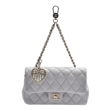 【CHANEL 香奈兒】經典雙C LOGO菱格紋羊皮愛心珍珠造型吊飾/迷你口蓋包(灰白色)